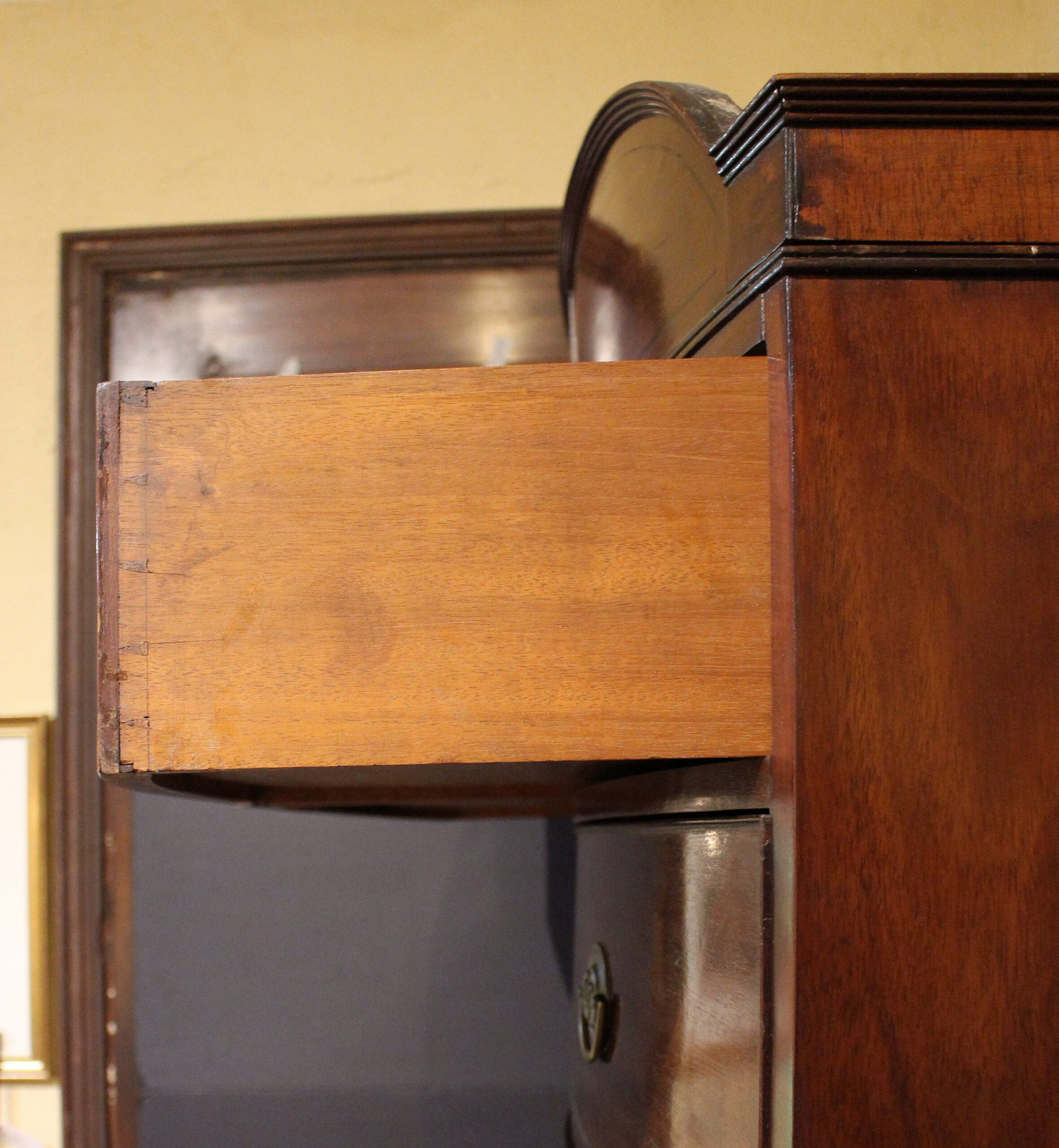WCH-981z: Circa 1800 Georgian Bowfront Mahogany Chest On Chest - Image 10