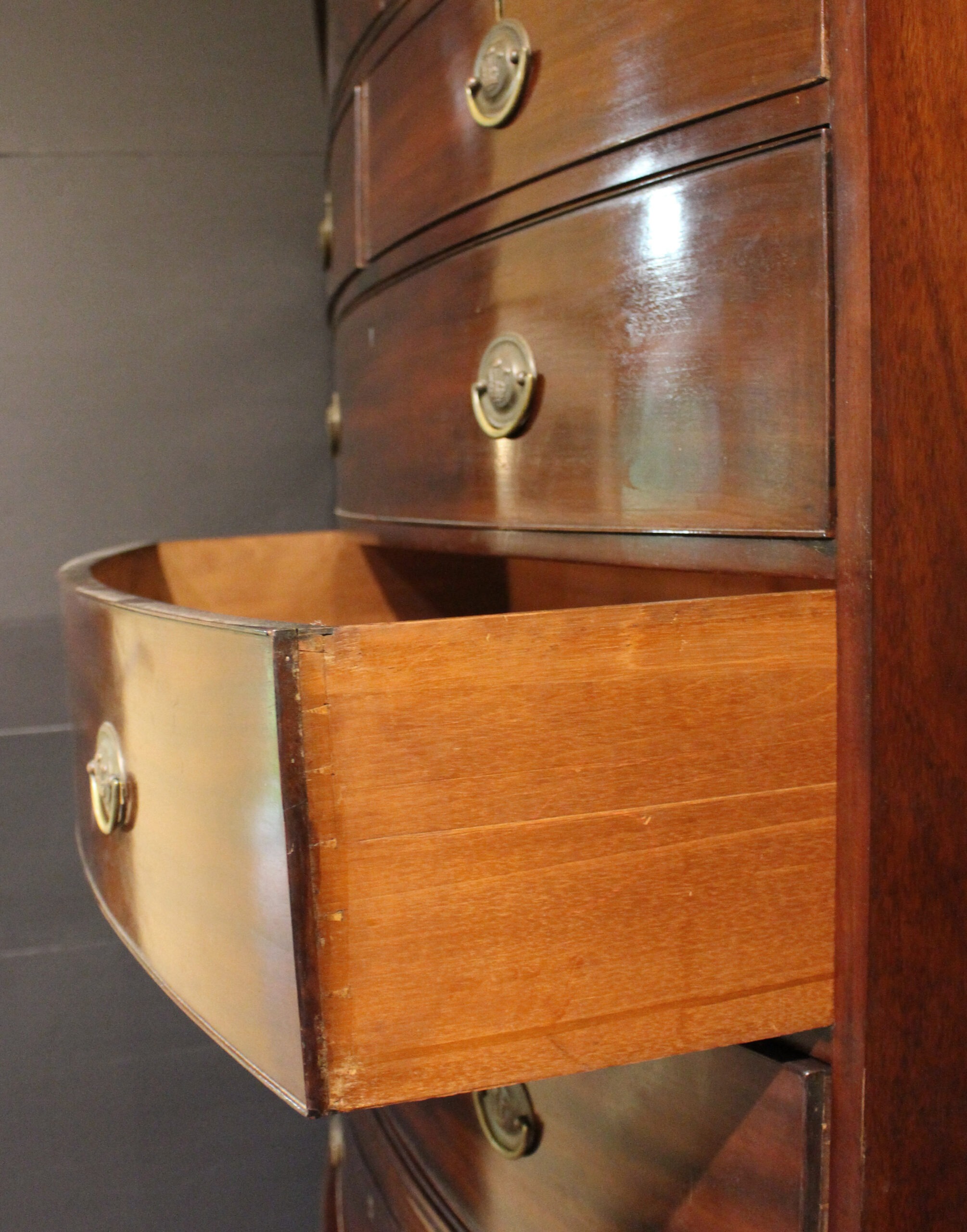 WCH-981z: Circa 1800 Georgian Bowfront Mahogany Chest On Chest - Image 11