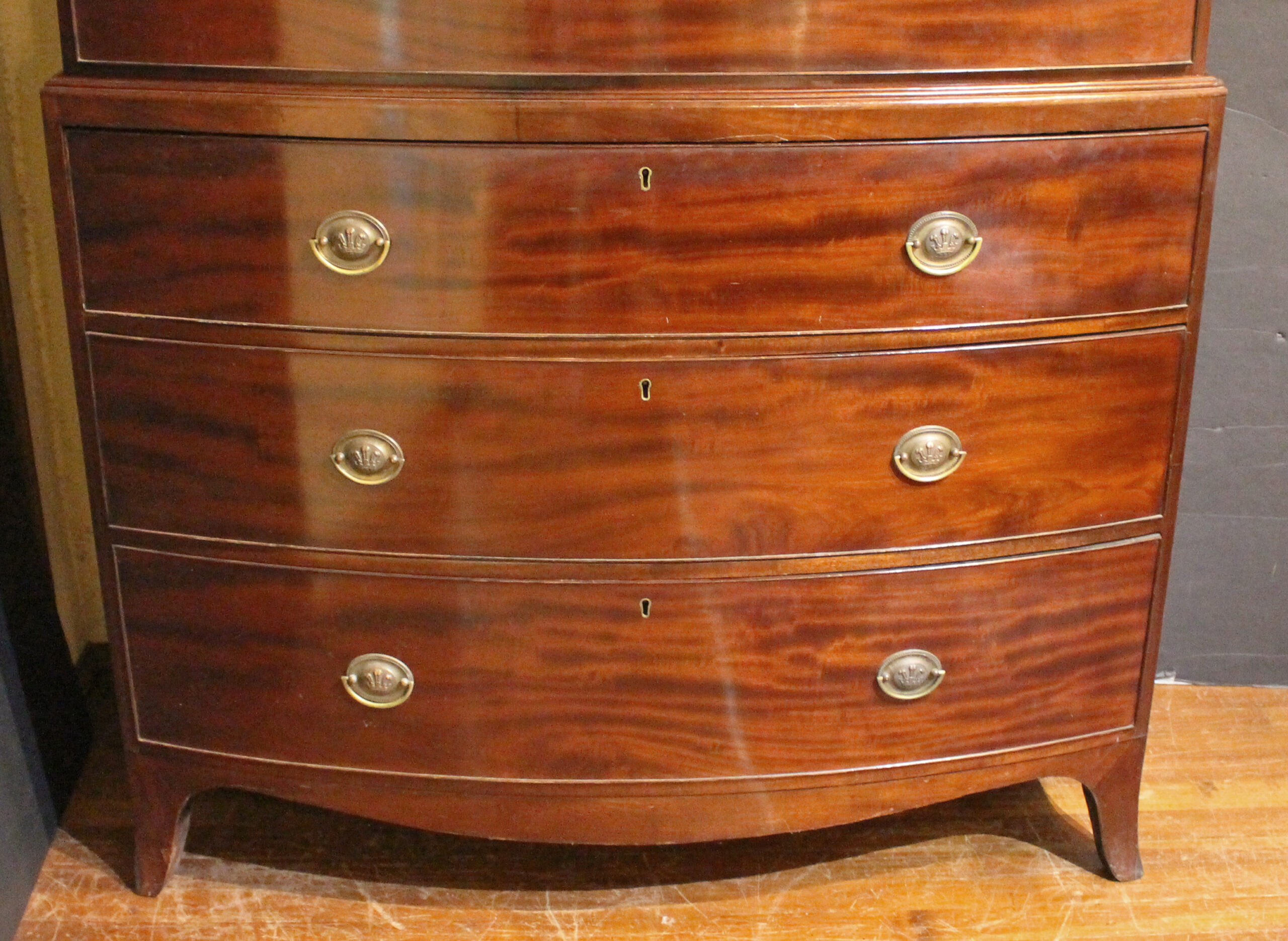 WCH-981z: Circa 1800 Georgian Bowfront Mahogany Chest On Chest - Image 4