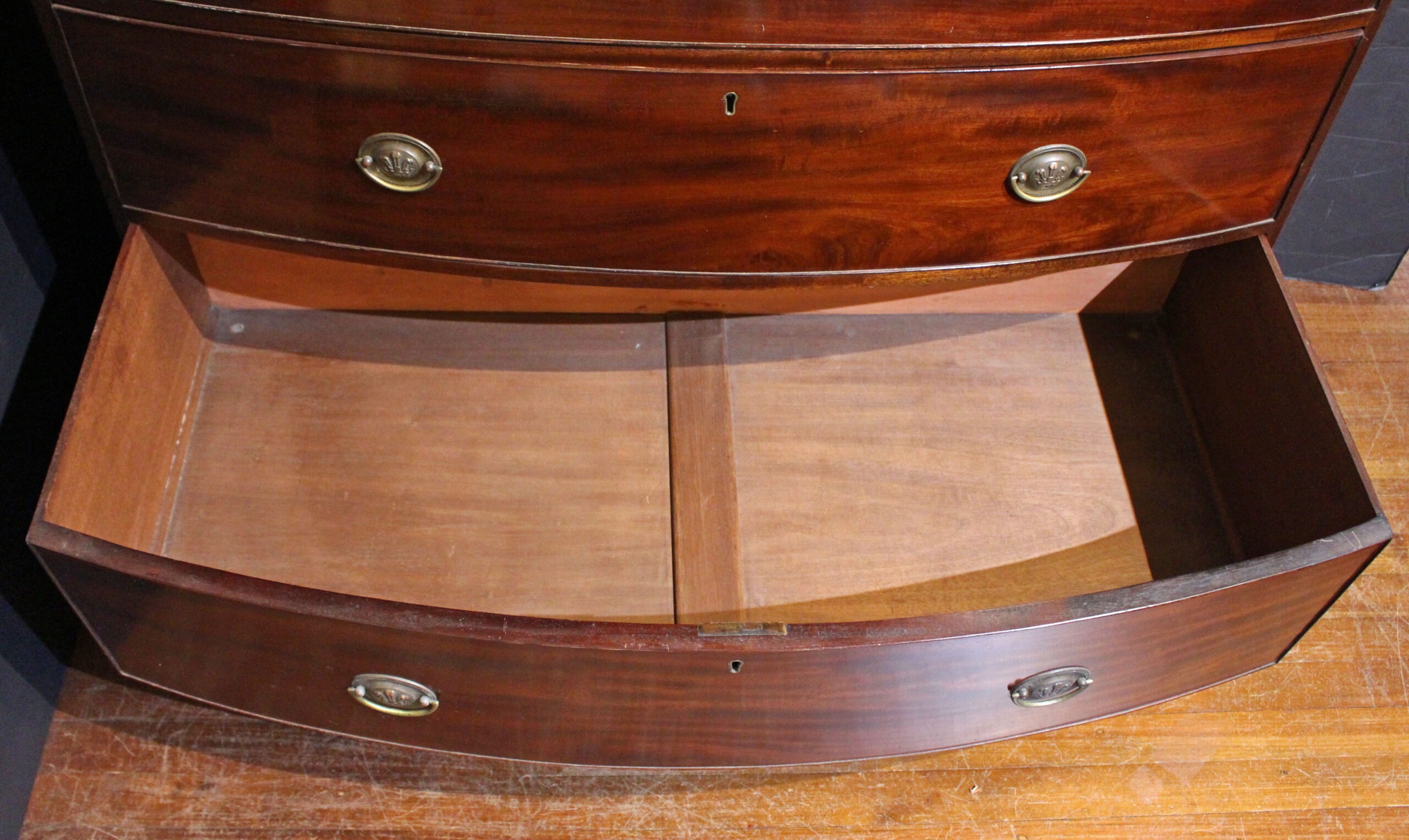 WCH-981z: Circa 1800 Georgian Bowfront Mahogany Chest On Chest - Image 7