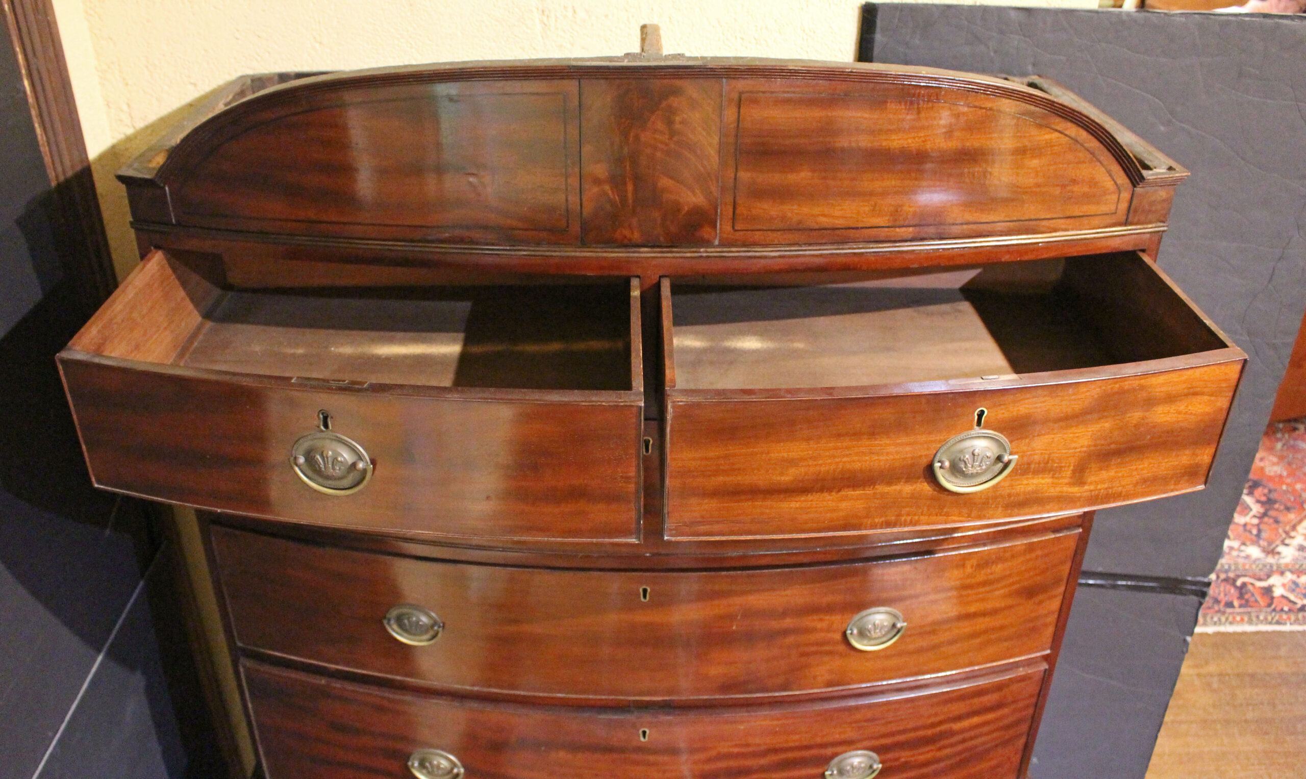 WCH-981z: Circa 1800 Georgian Bowfront Mahogany Chest On Chest - Image 9
