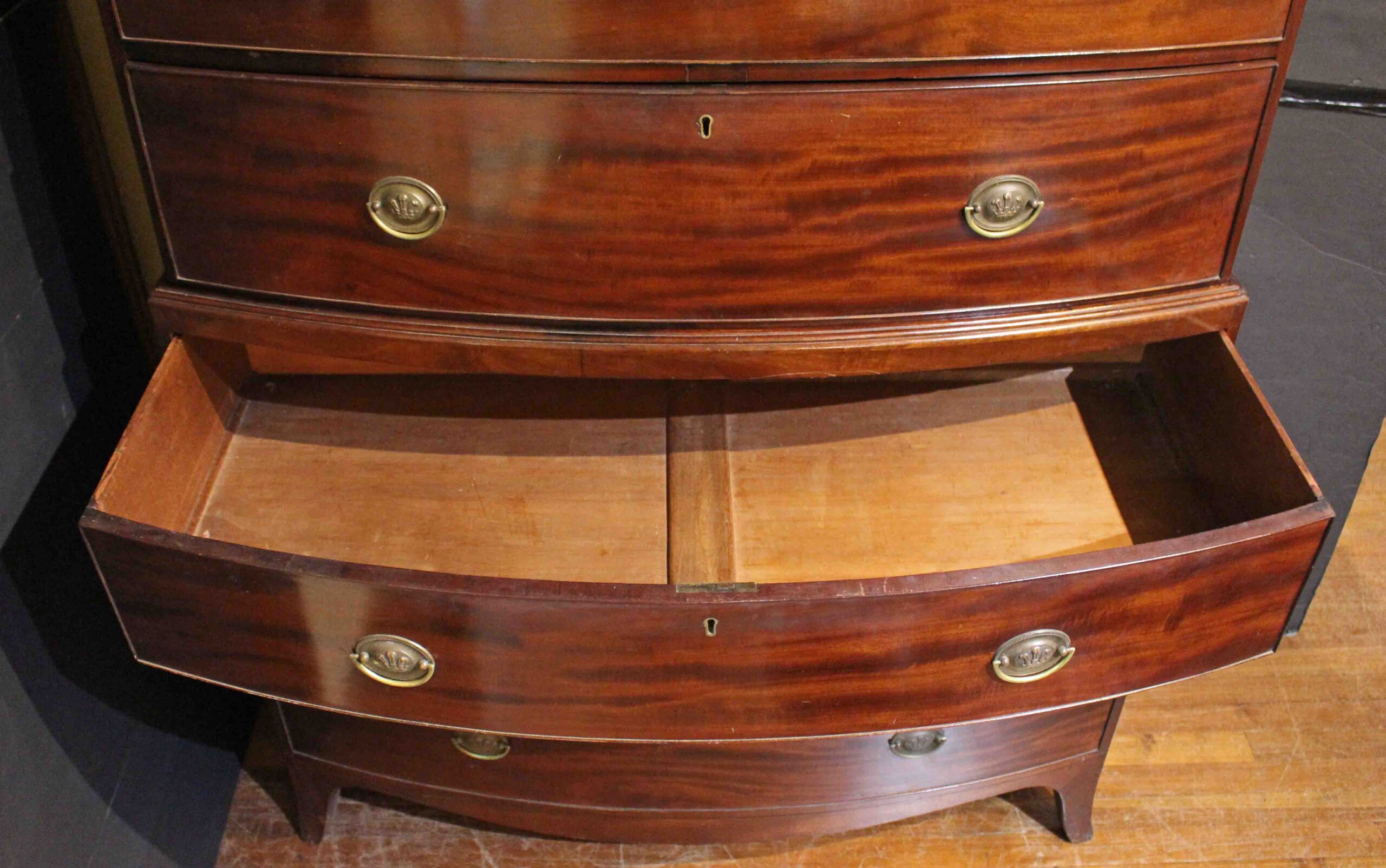 WCH-981z: Circa 1800 Georgian Bowfront Mahogany Chest On Chest - Image 8