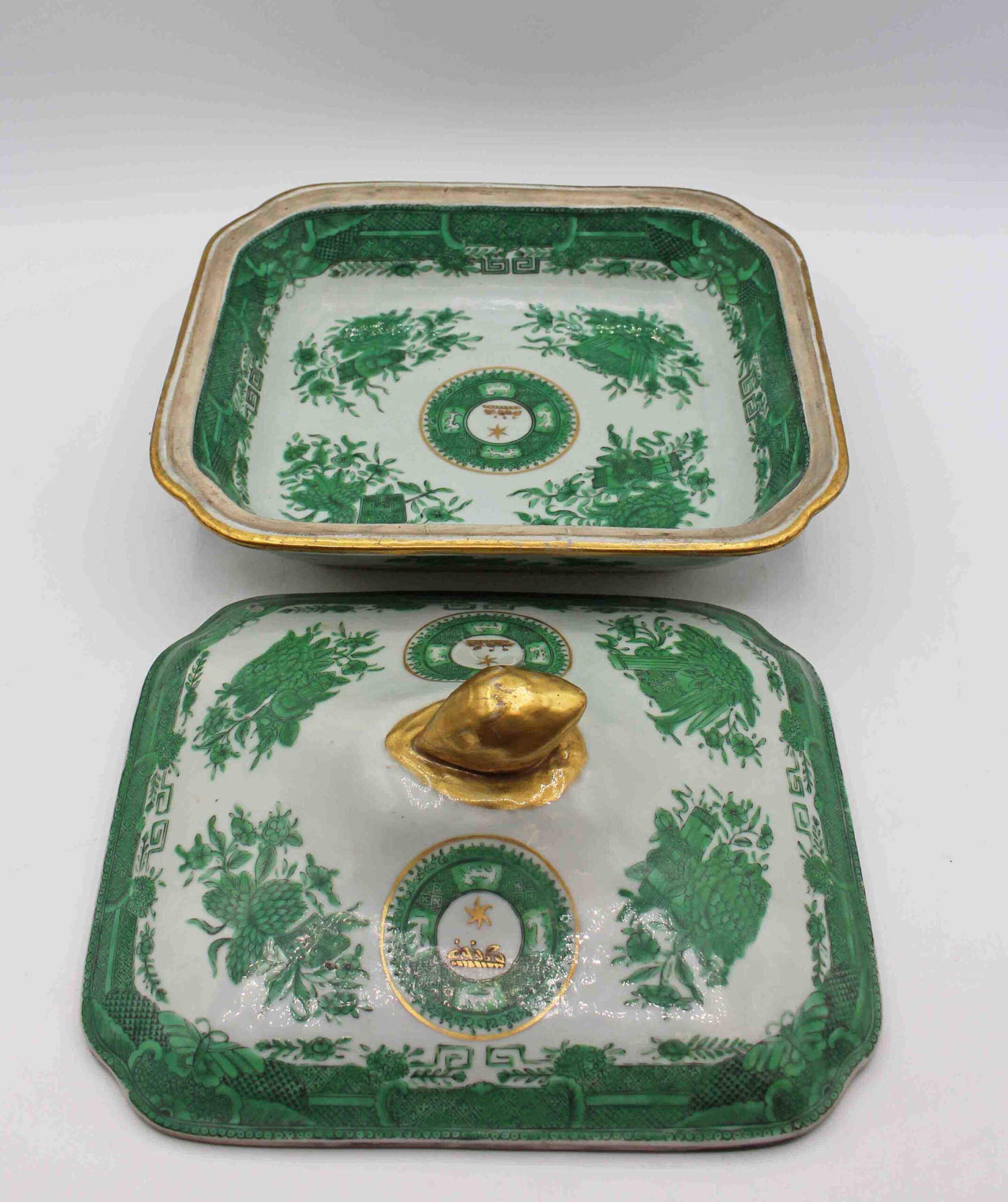 WCI-9162za: Circa 1800-1830 Chinese Export Pair of Green Fitzhugh Covered Vegetable Dishes - Image 2