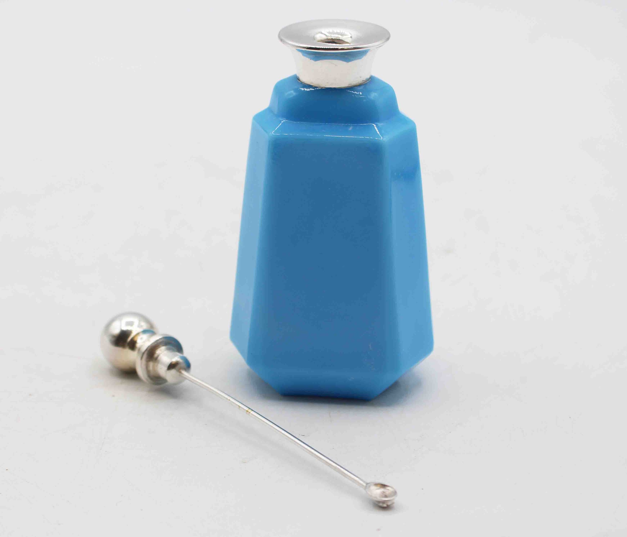 WG-3015z: Circa 1920s Art Deco Octagonal French Blue Opaline Glass Snuff Bottle - Image 4