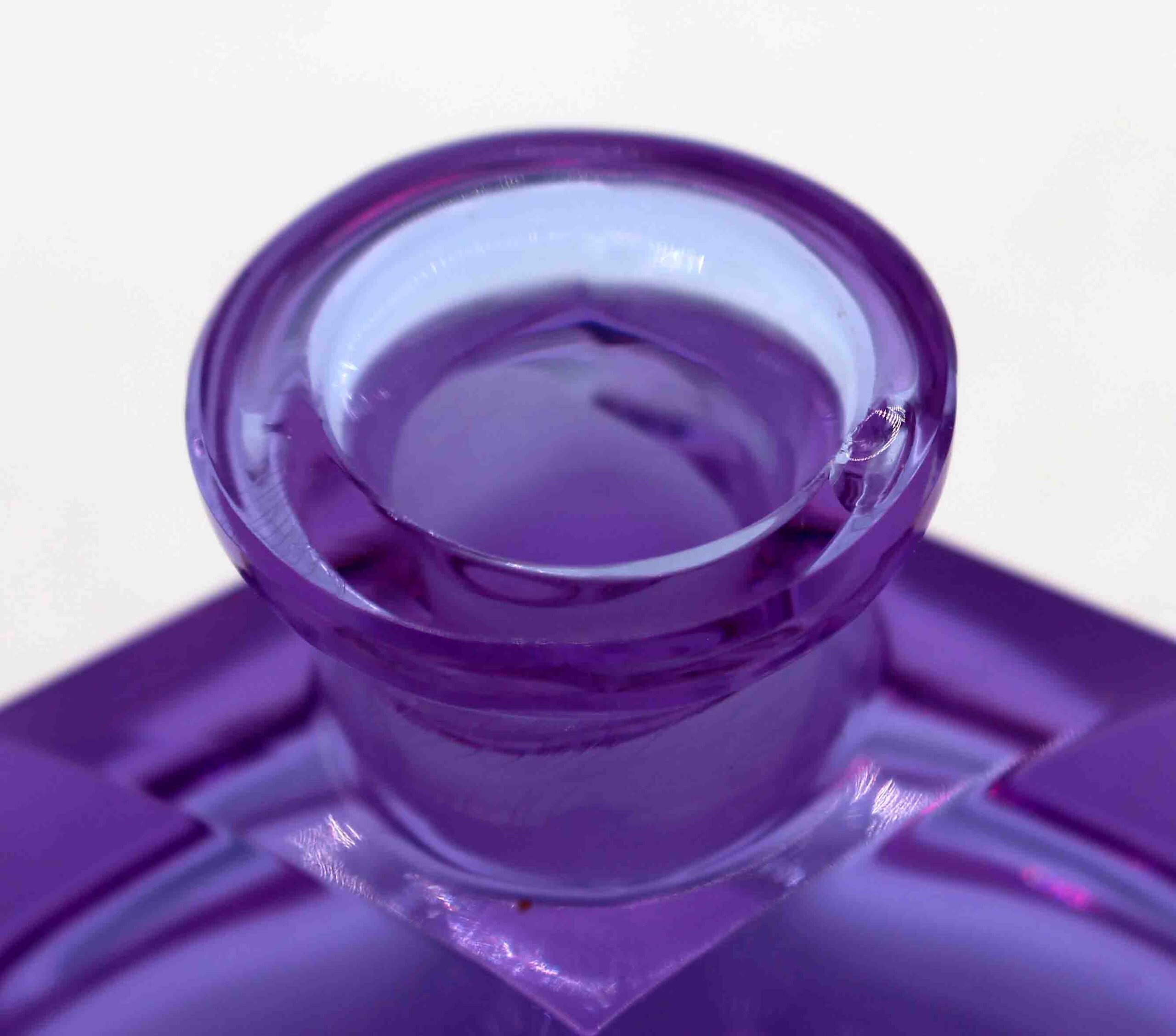 WG-3022z: c. 1920s German Art Deco Alexandrite Glass Perfume Bottle - Image 4