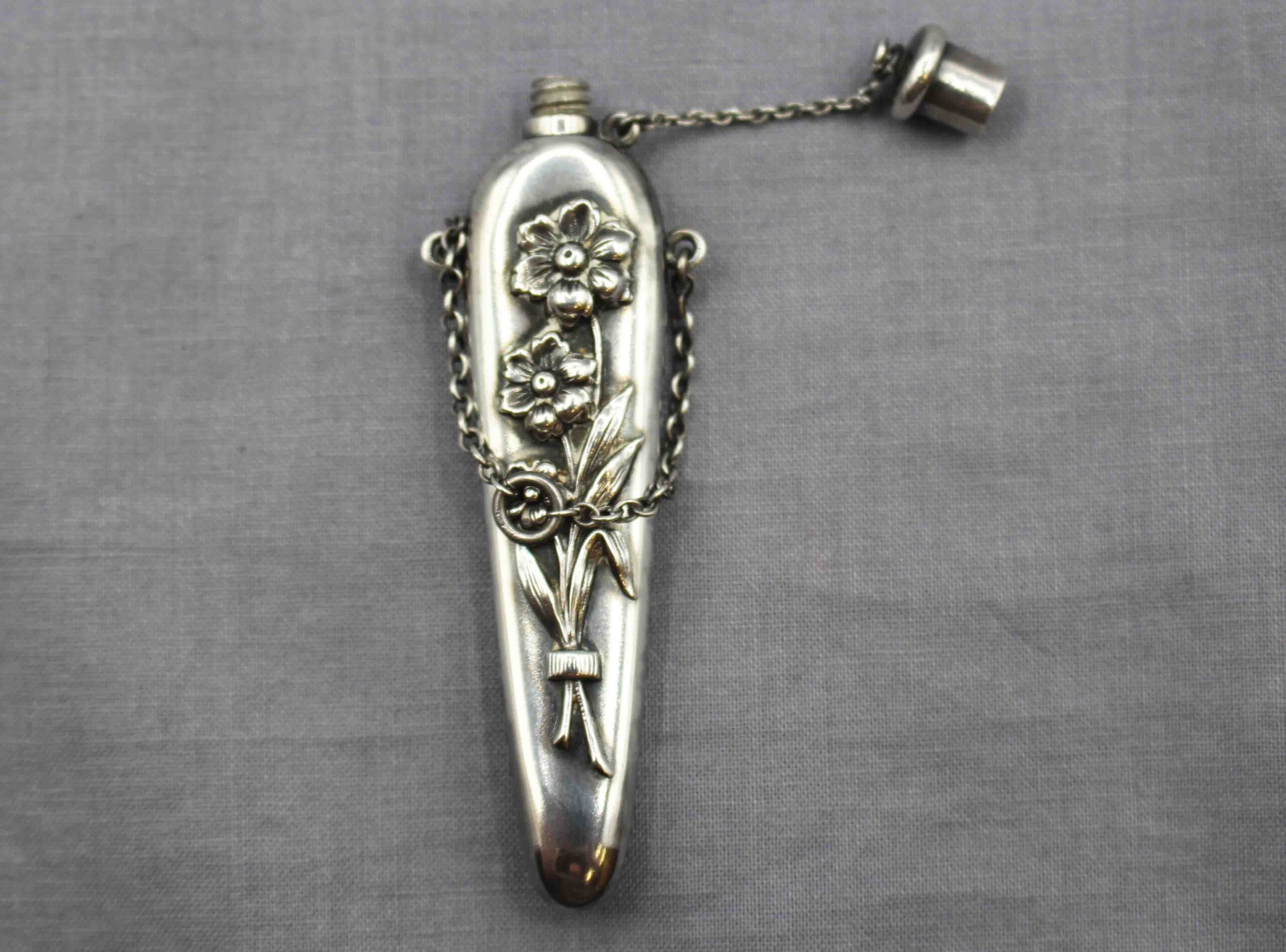 WSI-10522z: Circa 1890s American Sterling Silver Chatelaine Scent Bottle - Image 3