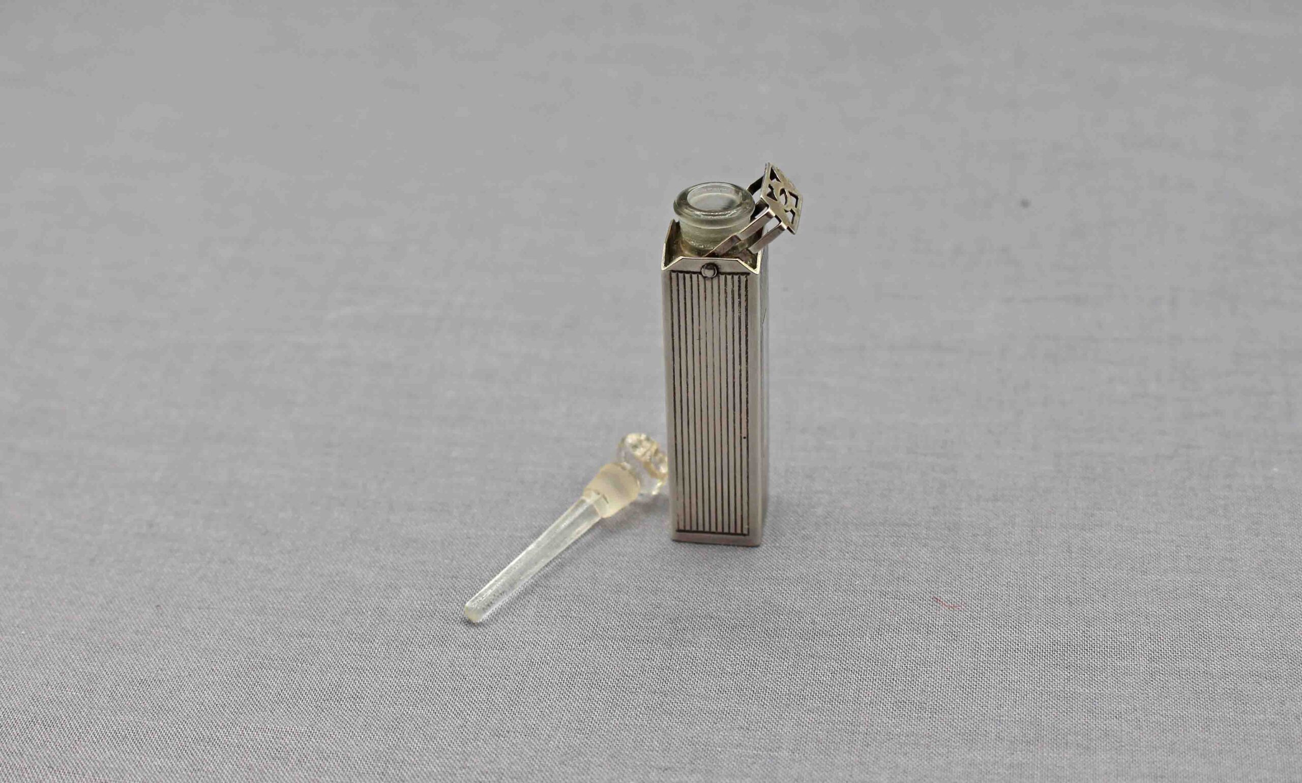 WSI-10523z: Art Deco Period Sterling Silver Scent Bottle - Image 2