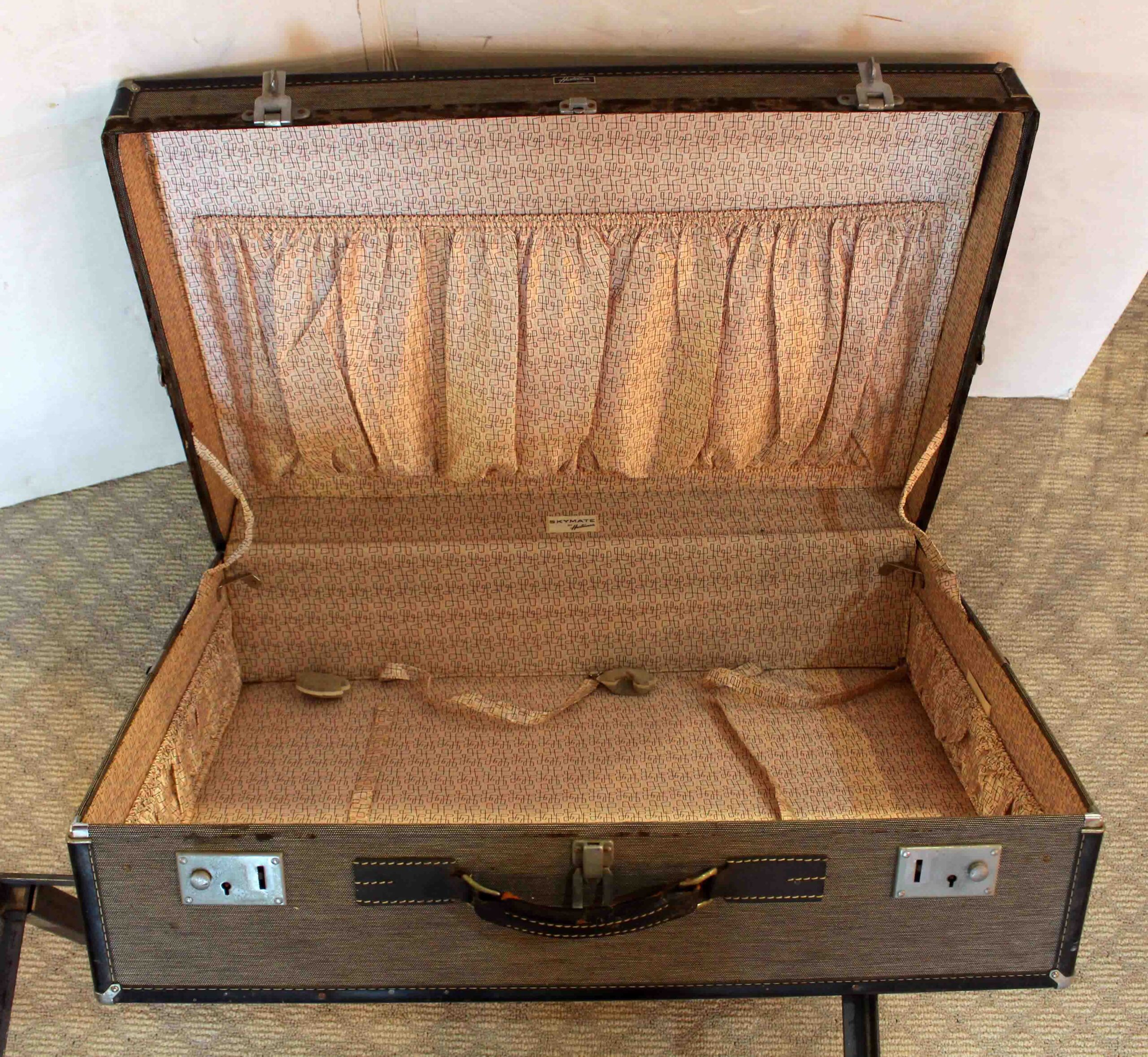 WOT-2184: c. 1950s Hartmann Skymate Suitcase on Custom Coffee Table Height Stand - Image 3