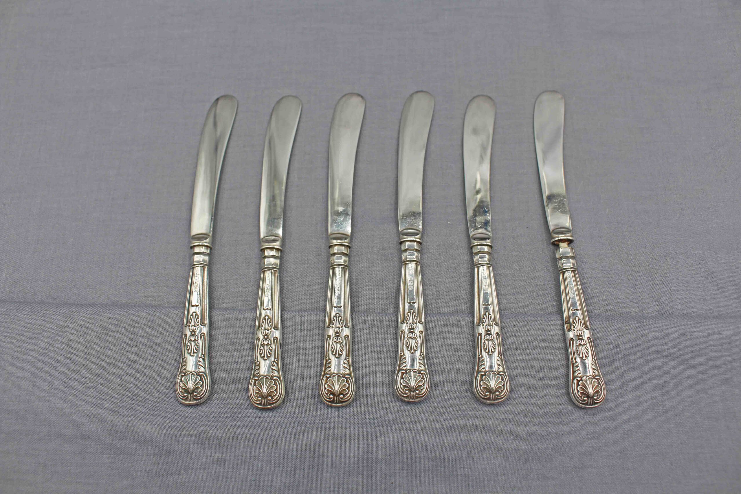 WSI-10303z: 1915 Set of Six English Sheffield Butter Knives in Original Case - Image 4