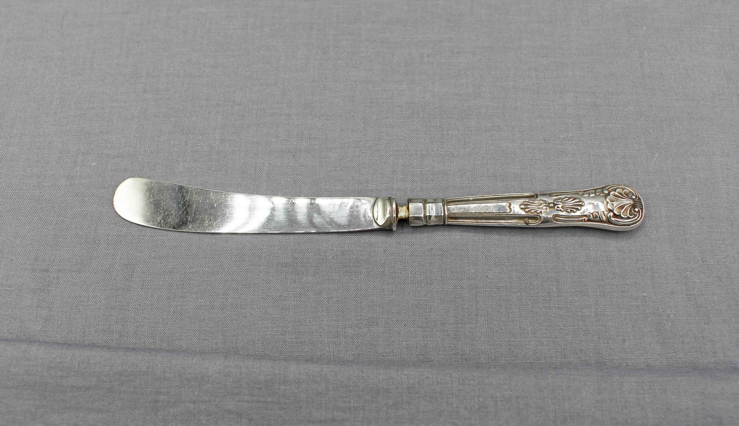 WSI-10303z: 1915 Set of Six English Sheffield Butter Knives in Original Case - Image 3