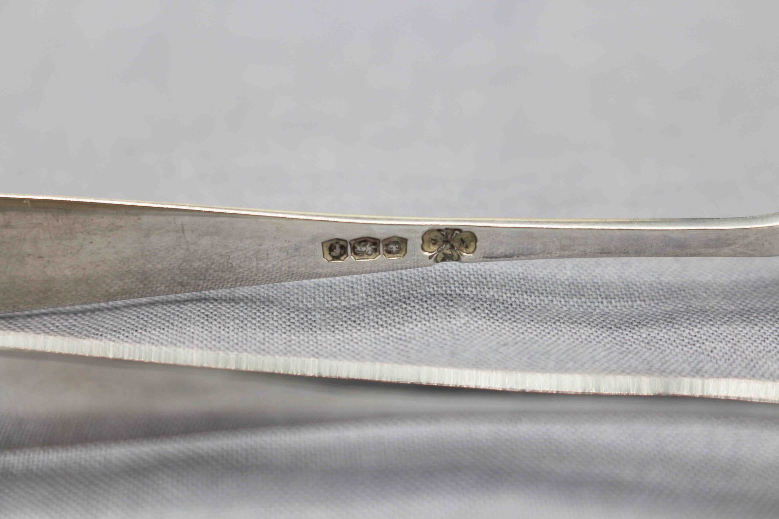 WSI-10304z: 1923 Anglo-Irish Sterling Silver Coffee Spoons & Sugar Cube Tongs Set in Original Case - Image 4