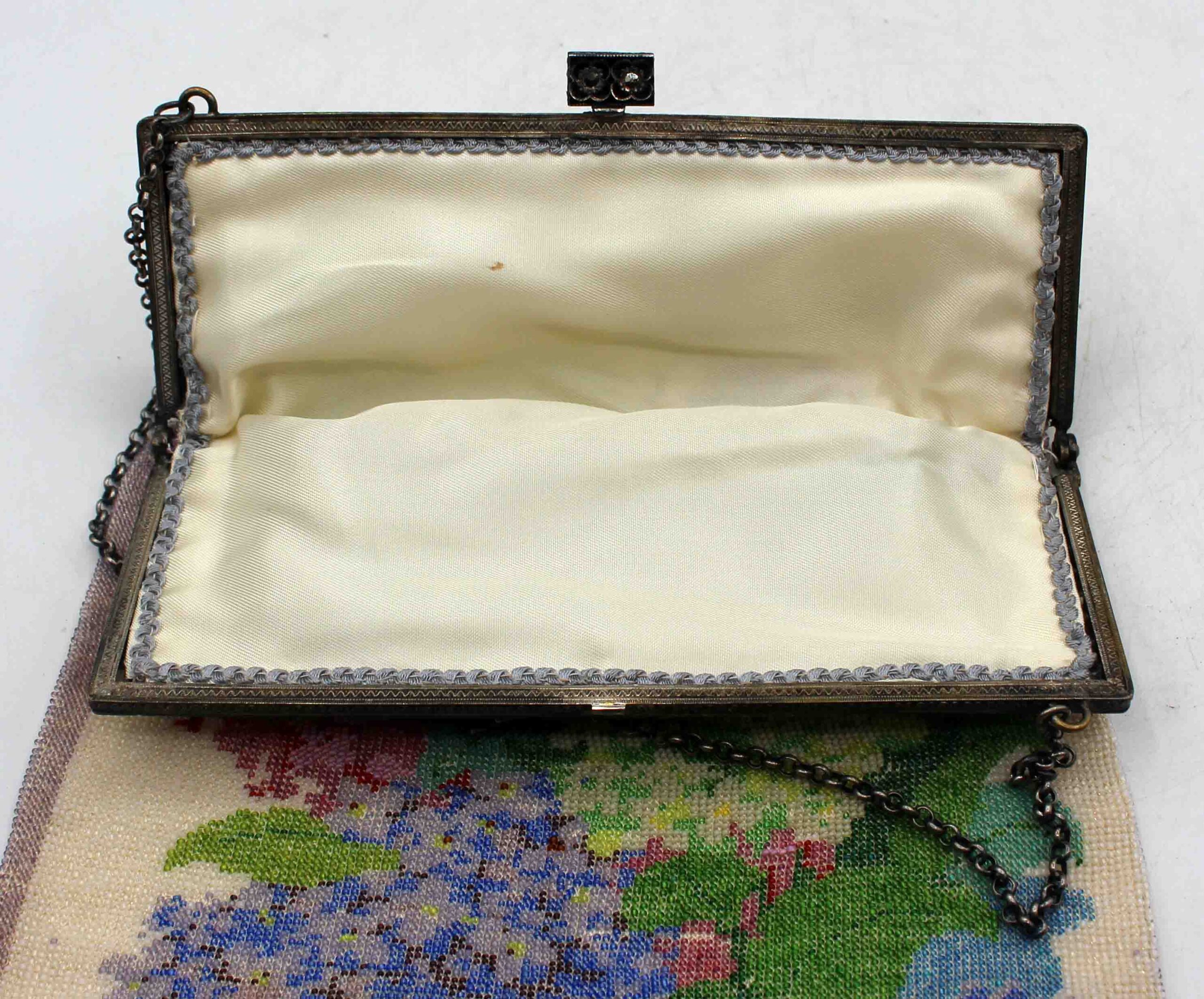 WCO-3861z: Circa 1920s Micro-Beaded Floral Tapestry Purse - Image 4