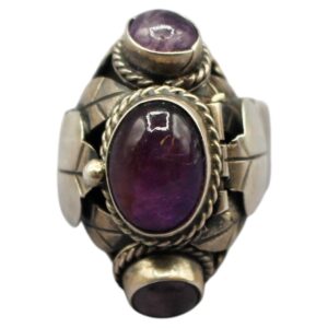 WJ-1287z: Circa 1960s Mexican 925 Sterling Silver & Amethyst Inset Ring by Taxco
